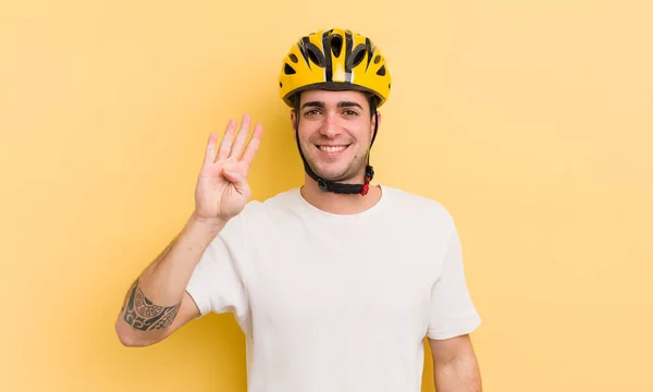 若いハンサムな男は笑顔で友好的に見える4番目を示しています 自転車のコンセプト — ストック写真