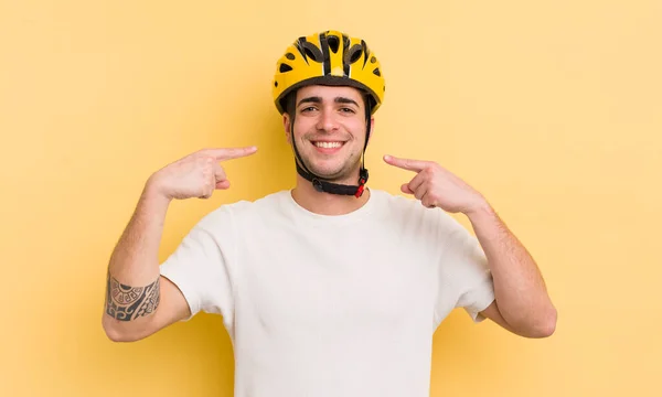 Joven Hombre Guapo Sonriendo Con Confianza Señalando Propia Sonrisa Amplia — Foto de Stock