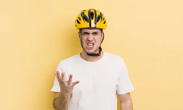 怒っていらいらしていらいらしてる若いハンサムな男 自転車のコンセプト — ストック写真