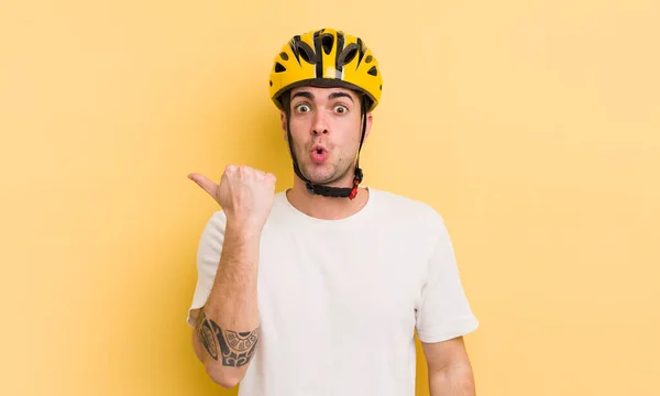 Ung Stilig Man Som Ser Förvånad Misstro Cykelkoncept — Stockfoto