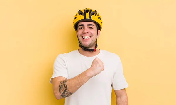 Jovem Homem Bonito Sentindo Feliz Enfrentando Desafio Celebrando Conceito Bicicleta — Fotografia de Stock