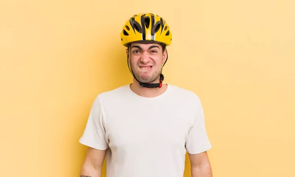 困惑して混乱してる若いハンサムな男 自転車のコンセプト — ストック写真