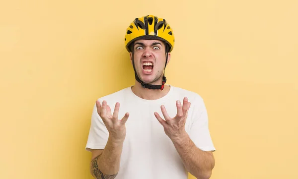 絶望的でフラストレーションを感じストレスを感じる若いハンサムな男 自転車のコンセプト — ストック写真