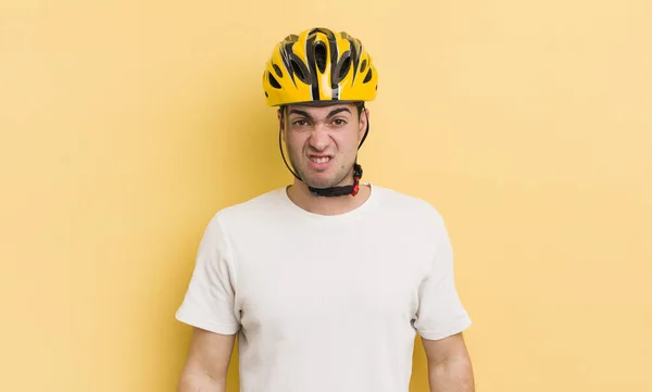 Joven Hombre Guapo Sintiéndose Desconcertado Confundido Concepto Bicicleta —  Fotos de Stock