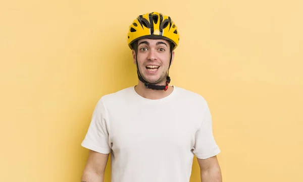 Junger Gutaussehender Mann Der Glücklich Und Angenehm Überrascht Aussieht Fahrradkonzept — Stockfoto