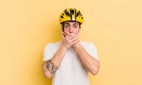 若いハンサムな男がショックで手で口を覆っている 自転車のコンセプト — ストック写真