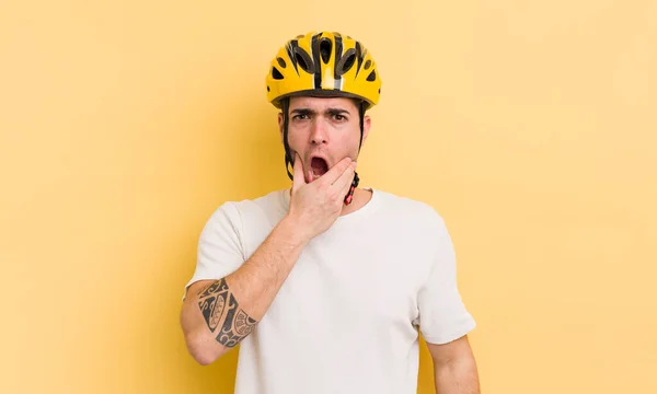 口と目を開けて顎を手にした若いハンサムな男 自転車のコンセプト — ストック写真