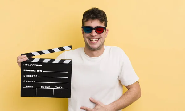 Pemuda Tampan Tertawa Keras Pada Beberapa Lelucon Lucu Konsep Bioskop — Stok Foto