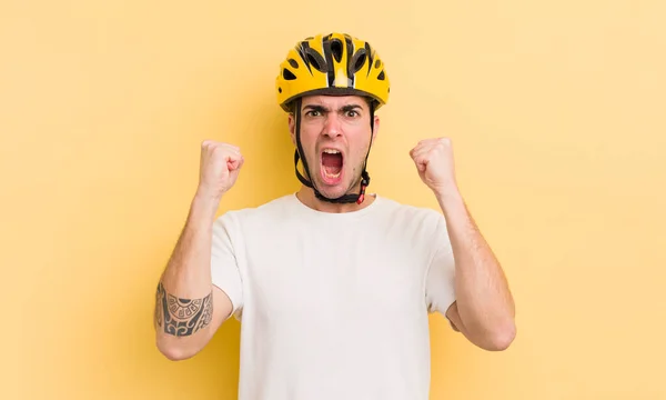 怒りの表情で積極的に叫んでいる若いハンサムな男 自転車のコンセプト — ストック写真