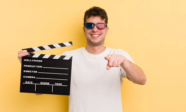 Joven Hombre Guapo Apuntando Cámara Eligiéndote Concepto Película Clapper —  Fotos de Stock