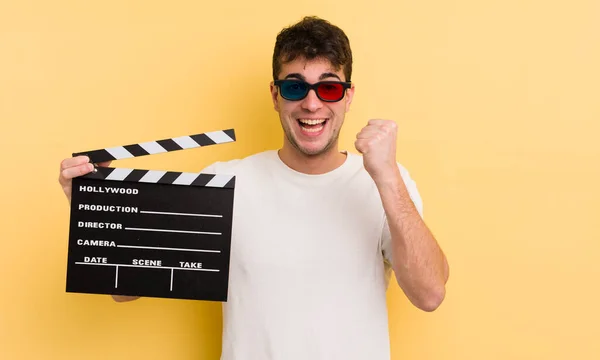 Pemuda Tampan Merasa Terkejut Tertawa Dan Merayakan Keberhasilan Konsep Bioskop — Stok Foto