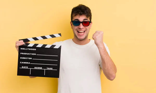 Jovem Homem Bonito Sentindo Chocado Rindo Celebrando Sucesso Cinema Conceito — Fotografia de Stock