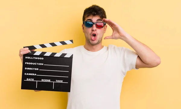 Jovem Homem Bonito Que Parece Feliz Surpreso Surpreso Cinema Conceito — Fotografia de Stock