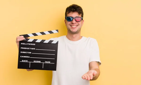 Jovem Bonito Homem Sorrindo Feliz Com Amigável Oferecendo Mostrando Conceito — Fotografia de Stock