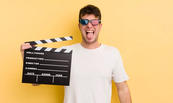 Jovem Homem Bonito Com Atitude Alegre Rebelde Brincando Língua Furando — Fotografia de Stock