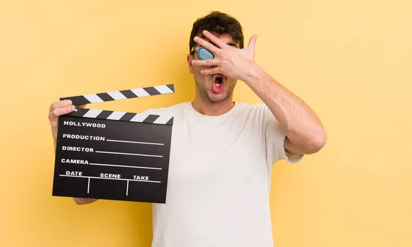 Jonge Knappe Man Geschokt Bang Doodsbang Gezicht Bedekkend Met Hand — Stockfoto