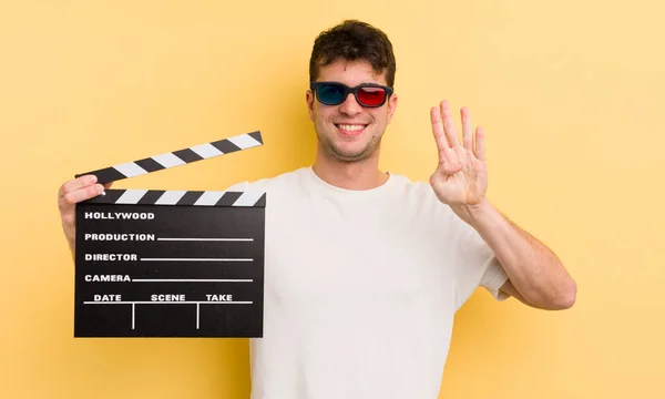 Jonge Knappe Man Glimlachend Vriendelijk Toont Nummer Vier Bioscoopklepper Concept — Stockfoto