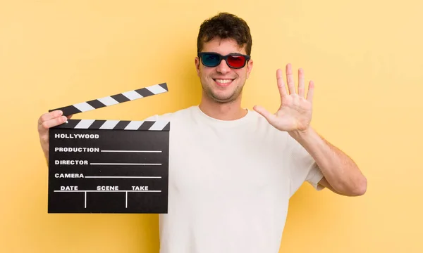 Jonge Knappe Man Glimlachend Vriendelijk Toont Nummer Vijf Bioscoopklepper Concept — Stockfoto