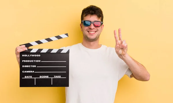 Jonge Knappe Man Glimlachend Vriendelijk Toont Nummer Twee Bioscoopklepper Concept — Stockfoto