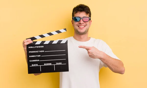 Pemuda Tampan Tampak Bersemangat Dan Terkejut Menunjuk Samping Konsep Bioskop — Stok Foto