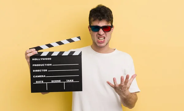 Pemuda Tampan Terlihat Marah Kesal Dan Frustrasi Konsep Bioskop Clapper — Stok Foto
