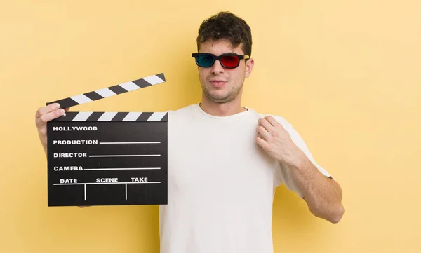 Jovem Homem Bonito Que Parece Arrogante Bem Sucedido Positivo Orgulhoso — Fotografia de Stock