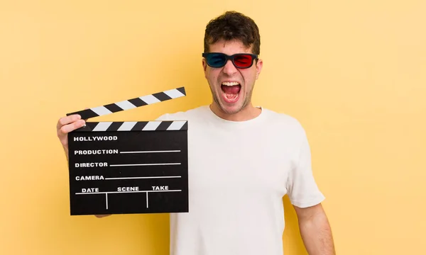 Jovem Homem Bonito Gritando Agressivamente Parecendo Muito Irritado Cinema Conceito — Fotografia de Stock