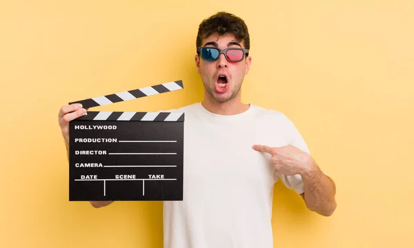 Joven Hombre Guapo Mirando Sorprendido Sorprendido Con Boca Abierta Apuntando —  Fotos de Stock