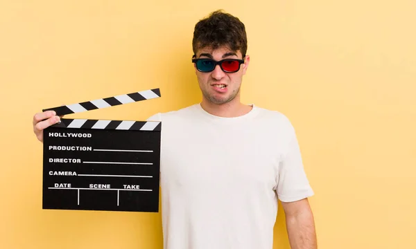 Jovem Homem Bonito Sentindo Perplexo Confuso Cinema Conceito Palmas — Fotografia de Stock