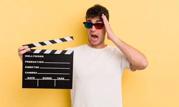 Jovem Homem Bonito Sentindo Feliz Animado Surpreso Cinema Conceito Palmas — Fotografia de Stock