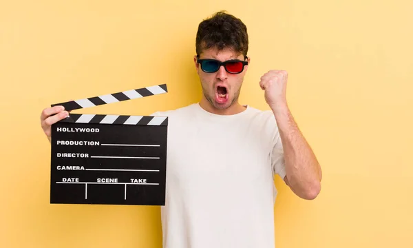 Pemuda Tampan Berteriak Agresif Dengan Ekspresi Marah Konsep Bioskop Clapper — Stok Foto