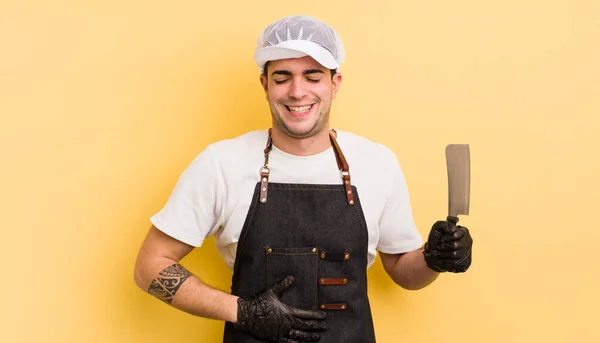 Joven Hombre Guapo Riendo Voz Alta Algún Chiste Hilarante Concepto — Foto de Stock