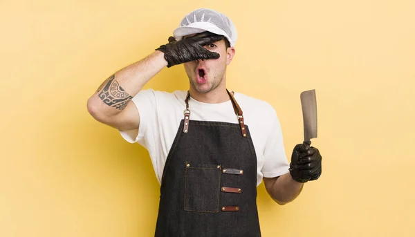 Der Junge Gutaussehende Mann Sah Schockiert Verängstigt Oder Verängstigt Aus — Stockfoto