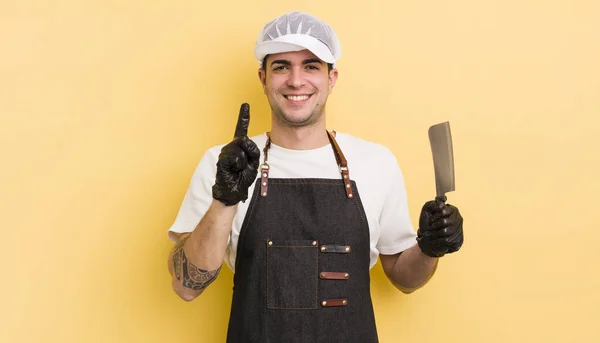 Jovem Bonito Homem Sorrindo Orgulhosamente Confiantemente Fazendo Número Conceito Açougueiro — Fotografia de Stock