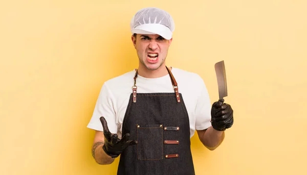 Joven Hombre Guapo Buscando Enojado Molesto Frustrado Concepto Carnicero — Foto de Stock