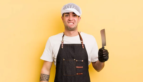 Jovem Homem Bonito Olhar Confuso Confuso Conceito Açougueiro — Fotografia de Stock