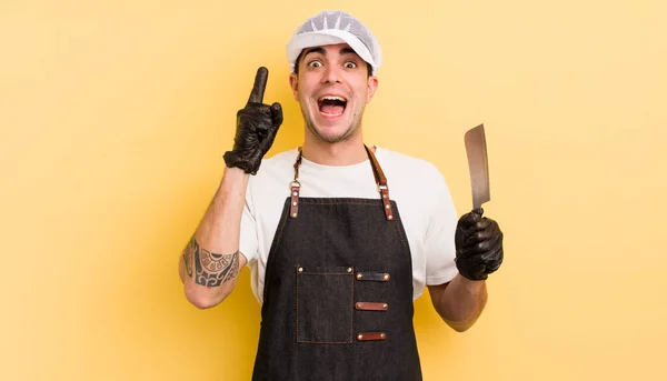 Joven Hombre Guapo Sintiéndose Como Genio Feliz Emocionado Después Darse — Foto de Stock