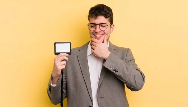 若いハンサムな男は 顎を手で幸せ 自信を持って表情で笑っている Vipパスのコンセプト — ストック写真