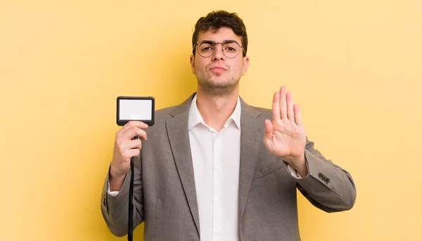 Jonge Knappe Man Die Serieus Uitziet Een Open Handpalm Laat — Stockfoto