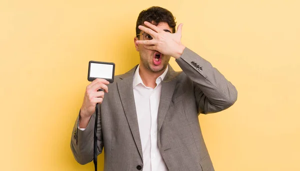 Ung Stilig Man Ser Chockad Rädd Eller Skräckslagen Täcker Ansiktet — Stockfoto