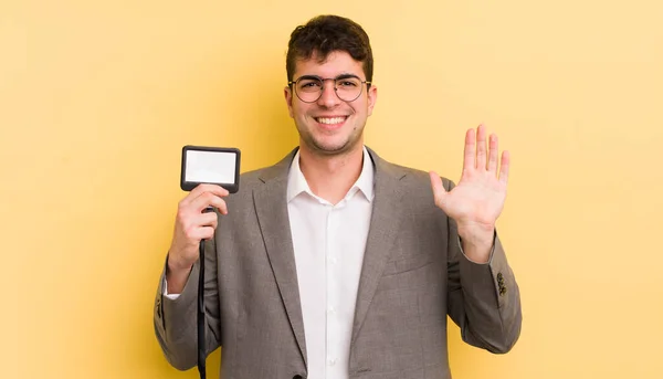 笑顔で手を振って歓迎し挨拶する若いハンサムな男 Vipパスのコンセプト — ストック写真
