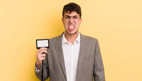 Jovem Homem Bonito Sentindo Enojado Irritado Língua Para Fora Conceito — Fotografia de Stock