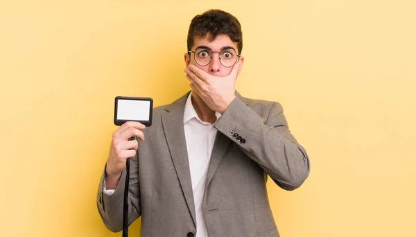 Junger Gutaussehender Mann Der Den Mund Mit Geschockten Händen Bedeckt — Stockfoto