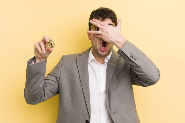 Der Junge Gutaussehende Mann Sah Schockiert Verängstigt Oder Verängstigt Aus — Stockfoto