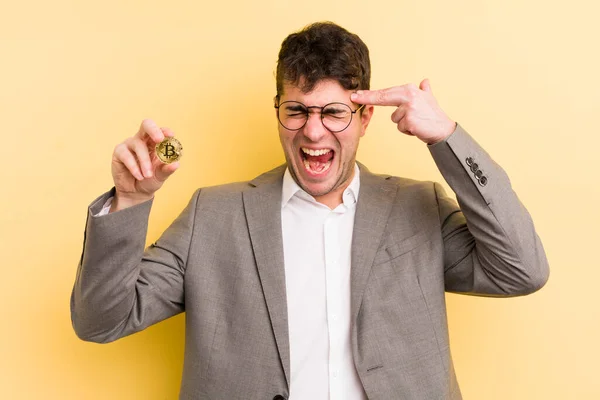 Jonge Knappe Man Die Ongelukkig Gestrest Uitziet Zelfmoordgebaar Met Een — Stockfoto