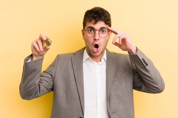 Junger Gutaussehender Mann Der Überrascht Aussieht Und Einen Neuen Gedanken — Stockfoto