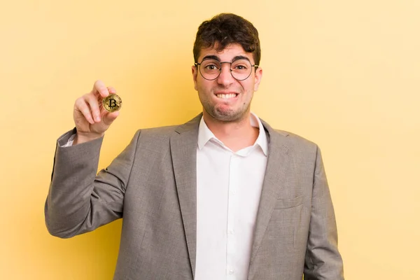 Jovem Homem Bonito Olhar Confuso Confuso Conceito Bitcoin — Fotografia de Stock