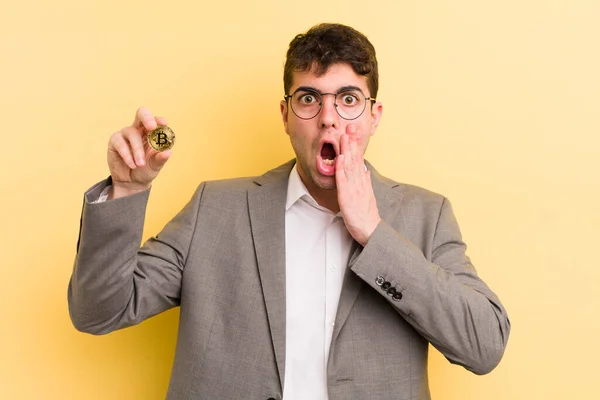 Jovem Homem Bonito Sentindo Chocado Assustado Conceito Bitcoin — Fotografia de Stock