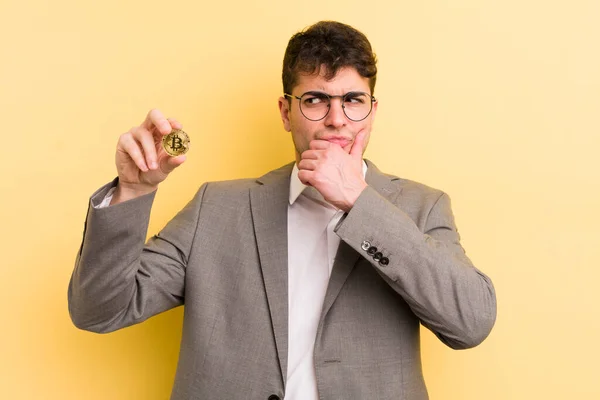 Jovem Homem Bonito Pensando Sentindo Duvidoso Confuso Conceito Bitcoin — Fotografia de Stock