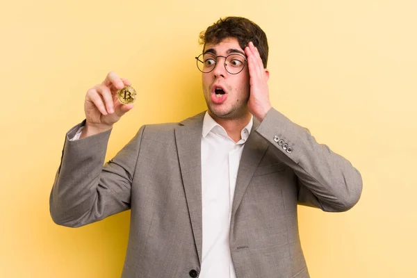 Jovem Homem Bonito Sentindo Feliz Animado Surpreso Conceito Bitcoin — Fotografia de Stock